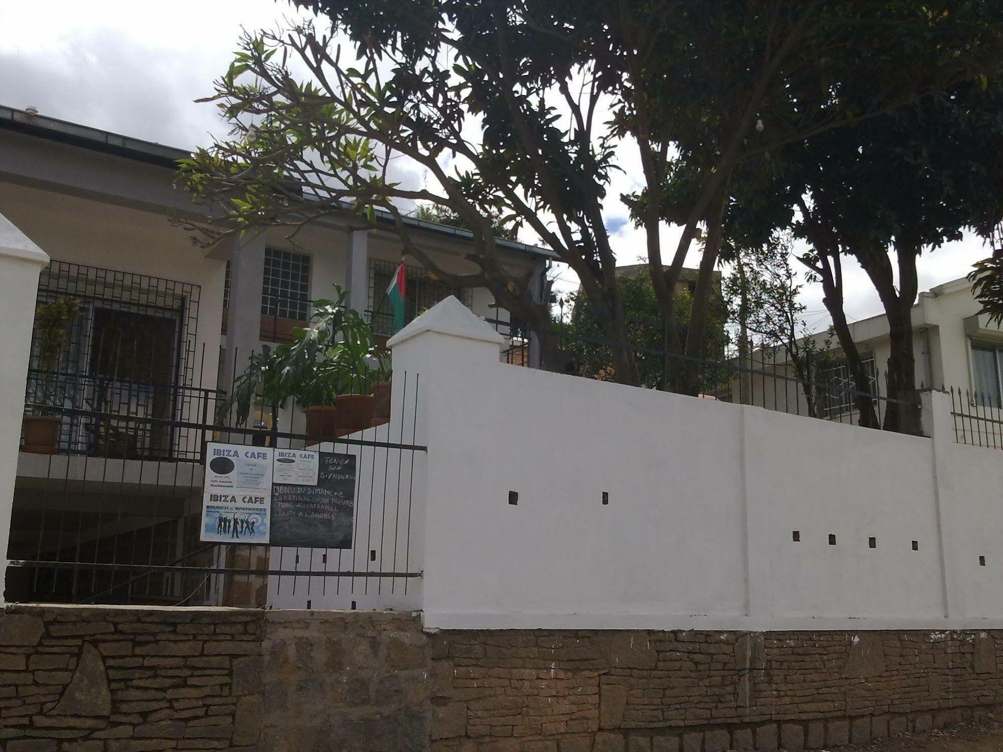 Villa Mahefa - Wifi - Canal Plus - Terrasse & Jardin Antananarivo Luaran gambar